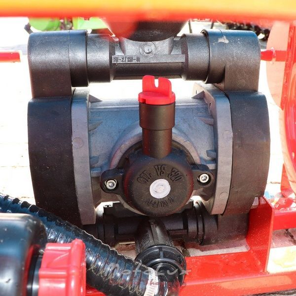 Z&aacute;vesn&yacute; postrekovač pre traktor Polmark 300 l