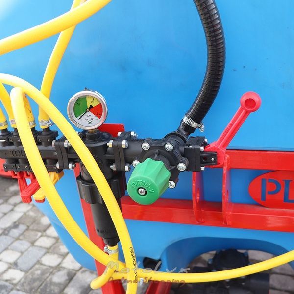 Z&aacute;vesn&yacute; postrekovač pre traktor Polmark 600 l