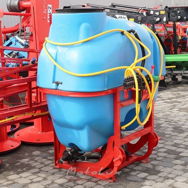 Z&aacute;vesn&yacute; postrekovač pre traktor Polmark 600 l