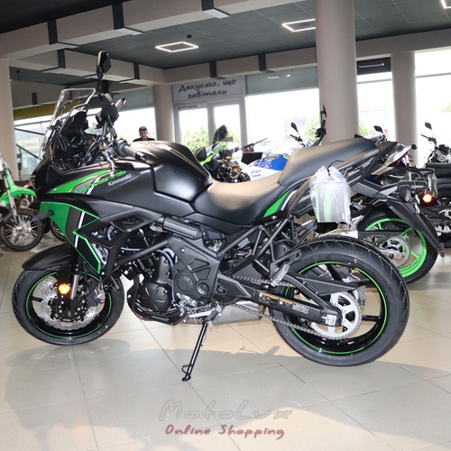 Kawasaki Versys 650 túramotorkerékpár, fekete zöld színben, 2024