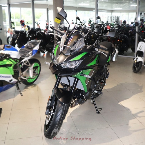 Kawasaki Versys 650 túramotorkerékpár, fekete zöld színben, 2024