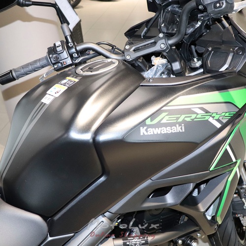 Kawasaki Versys 650 túramotorkerékpár, fekete zöld színben, 2024