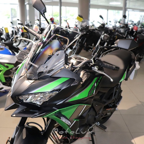 Kawasaki Versys 650 túramotorkerékpár, fekete zöld színben, 2024