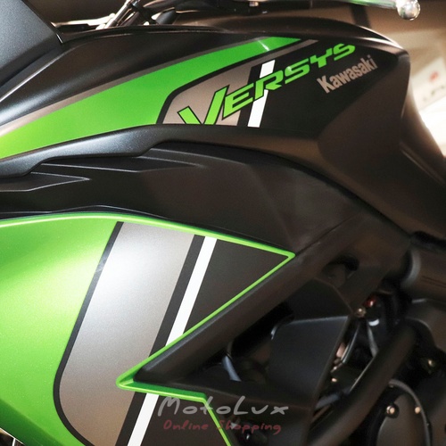 Kawasaki Versys 650 túramotorkerékpár, fekete zöld színben, 2024