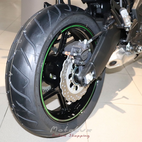 Kawasaki Versys 650 túramotorkerékpár, fekete zöld színben, 2024