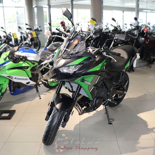 Kawasaki Versys 650 túramotorkerékpár, fekete zöld színben, 2024