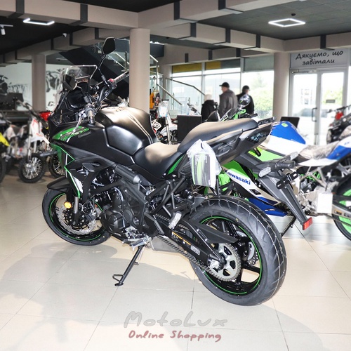 Kawasaki Versys 650 túramotorkerékpár, fekete zöld színben, 2024