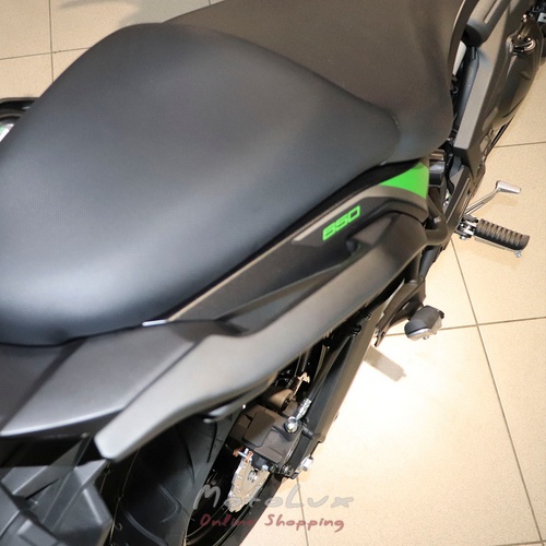 Kawasaki Versys 650 túramotorkerékpár, fekete zöld színben, 2024