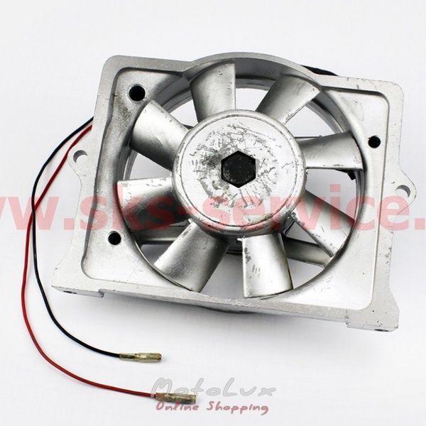 Ventil&aacute;tor szerelv&eacute;ny gener&aacute;torral &eacute;s &aacute;ll&oacute;r&eacute;szrel egy v&iacute;zhűt&eacute;ses egytengelyes kis traktorhoz