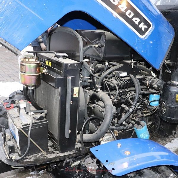 5404К DTZ  Traktor, 40 LE., 4х4, 4 hengeres, kabin fűt&eacute;ssel, hidraulikus nyom&aacute;sfokoz&oacute;