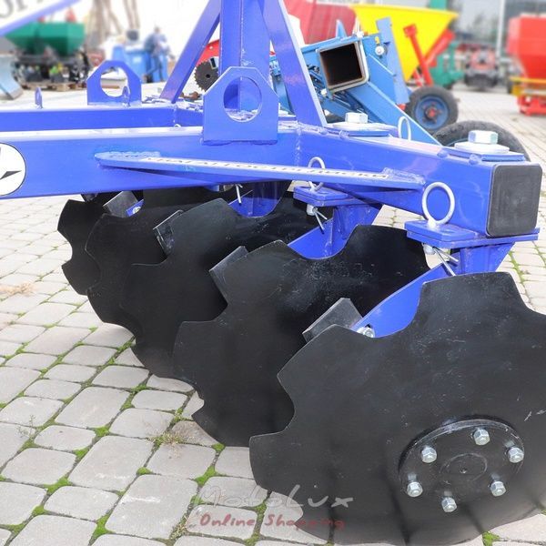 Agreg&aacute;t na obr&aacute;banie p&ocirc;dy AGD-1.3 pre traktory 24-40 hp